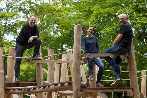 Die Verantwortlichen für die Neugestaltung des Spielplatzes Heslacher Wand posieren auf dem Klettergerüst.