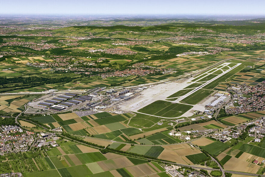 Luftbild vom Flughafen Stuttgart mitStart- und Landebahn