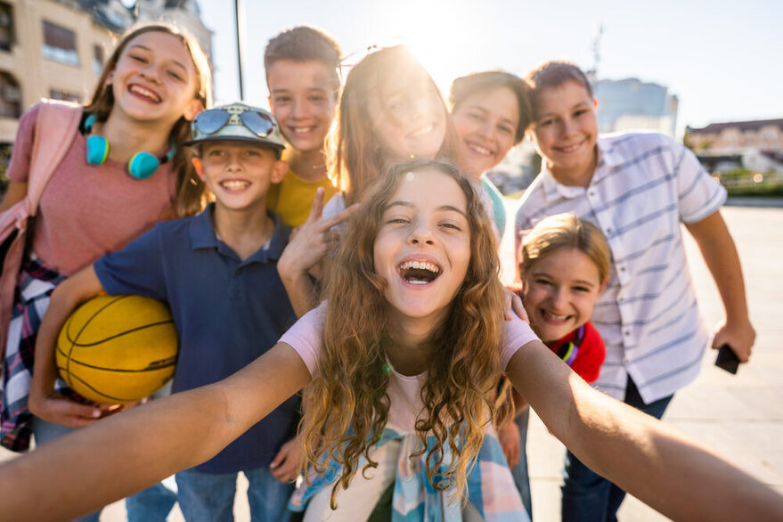 Jugendliche machen ein Selfie, alle lachen