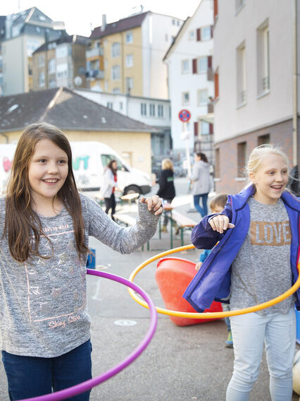 Kinder spielen in einer temporären Spielstraße