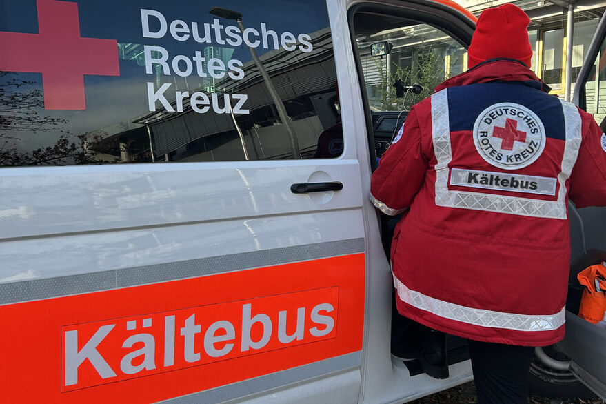 Eine Mitarbeiterin des DRK steigt in den Kältebus ein