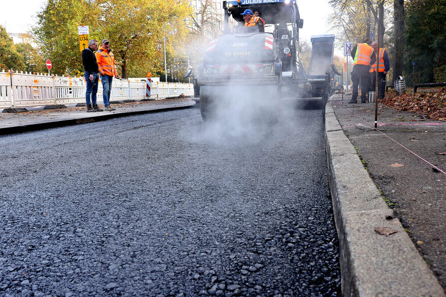 Eine Straße wird asphalitiert