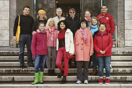 Gruppenfoto mit Verwaltungsmitarbeiter*innen