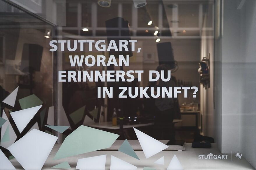 Fenster mit dem Schriftzug "Stuttgat, woran erinnerst du in Zukunft?".