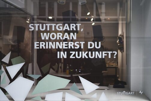 Fenster mit dem Schriftzug "Stuttgart, woran erinnerst du in Zukunft?".