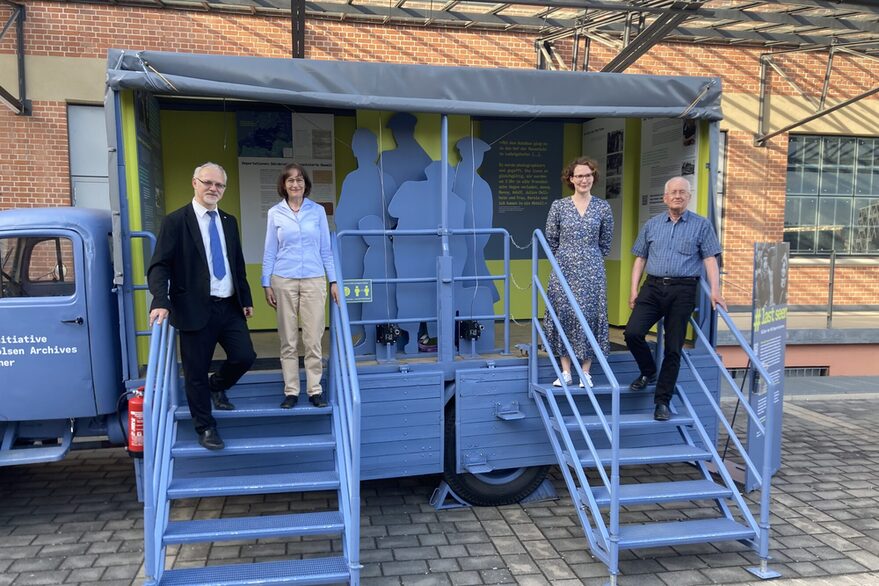 Rabbiner Mark Mordechai Pavlosky (Israelitische Religionsgemeinschaft Württemberg (IRGW)), Dr. Katharina Ernst (Direktorin des Stadtarchivs Stuttgart), Dr. Kerstin Hofmann (Arolsen Archives) und Werner Schmidt (Stuttgarter Stolpersteininitiativen)