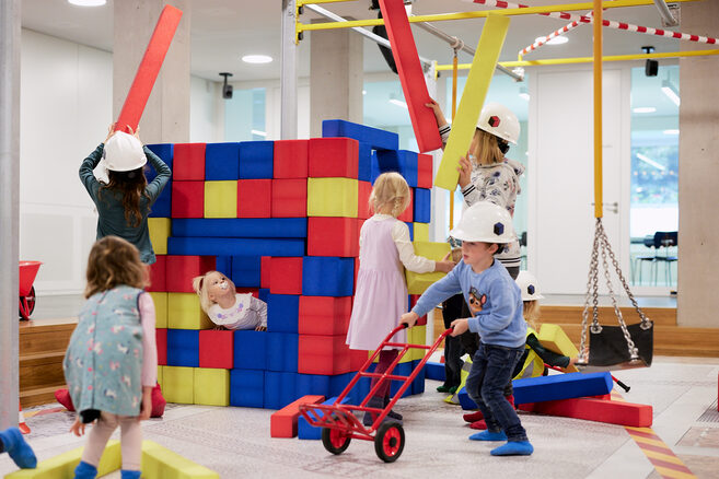 Kinder spielen in der Kinderbaustelle im StadtPalais.