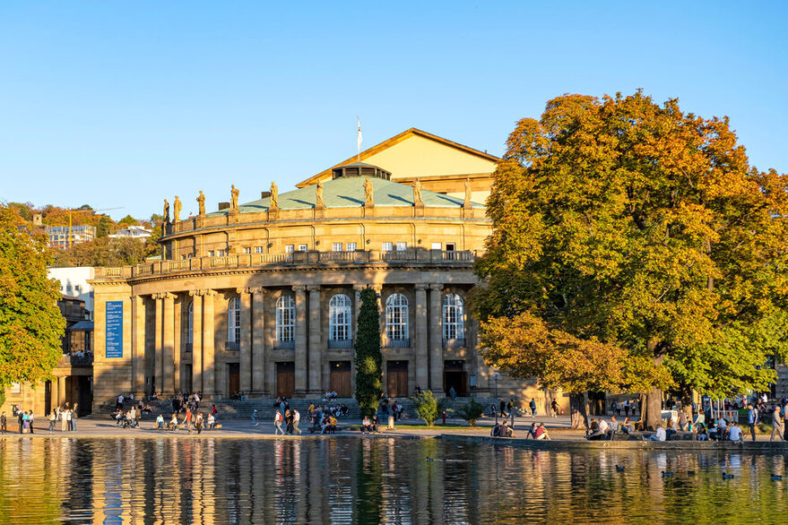 Blick auf den Littmann-Bau über den Eckensee hinweg.