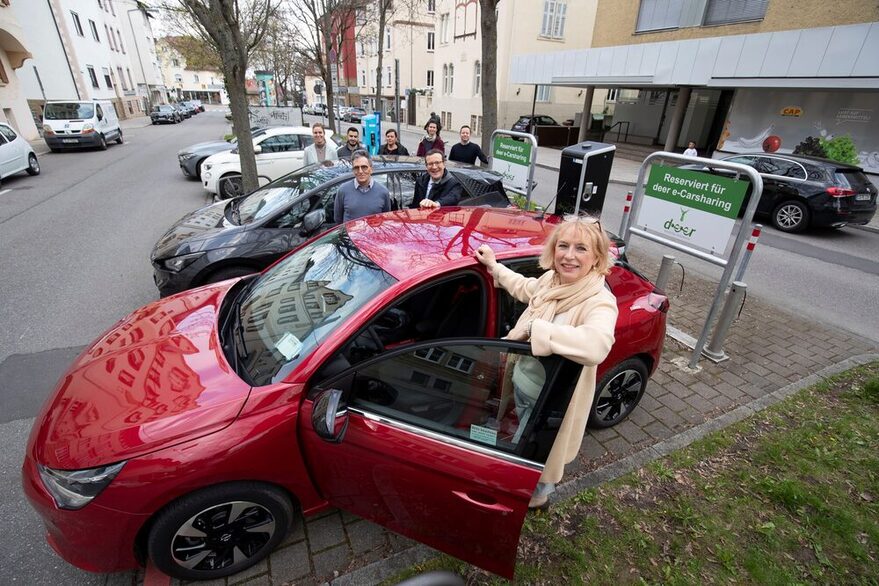 In Stuttgart sind 2024 die ersten Carsharing‐Stationen mit Ladestationen für Elektrofahrzeuge in Betrieb gegangen.