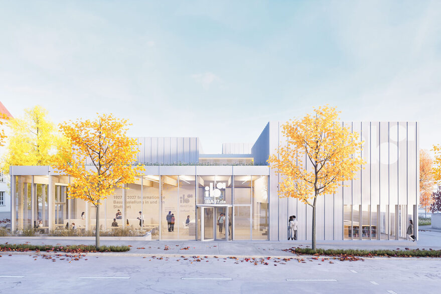 Collage von dem neuen Besucherzentrum: graue Fassade mit großer Fensterfront, davor herbstlich gefärbte Laubbäume und Straße.