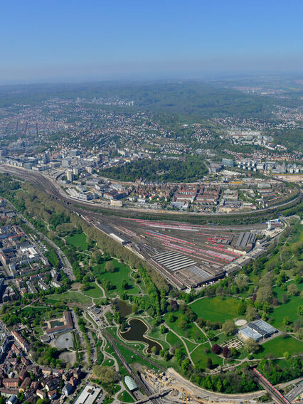 Luftaufnahme vom Stuttgarter Hauptbahnhof und dme Rosensteinpark.