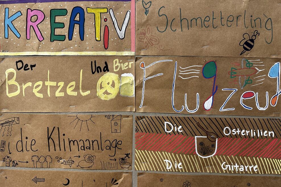 Verschiedene deutsche Wörter auf einer Schultafel