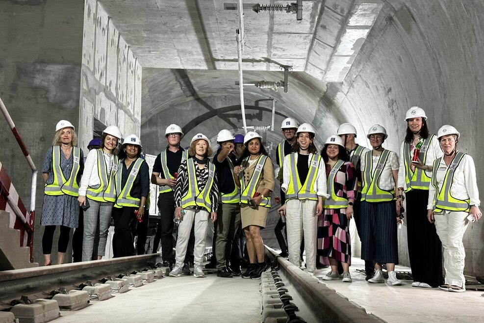 Menschen in der Baustelle eines U-Bahn-Tunnels