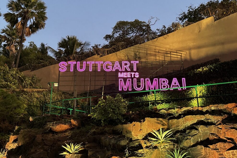 Leuchtschrift "Stuttgart meets Mumbai"