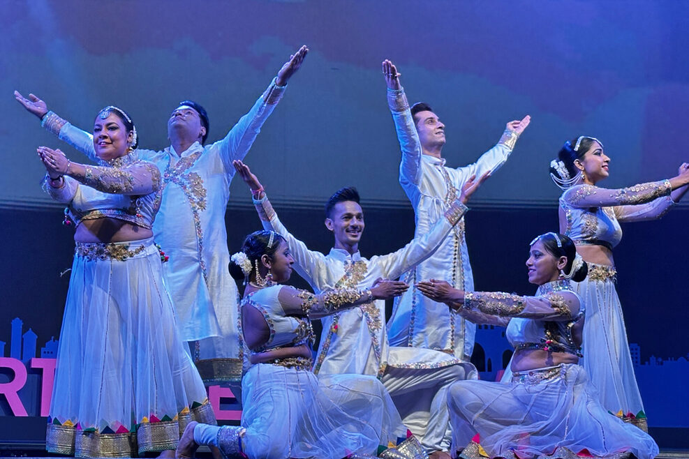 Eine indische Tanzformation in traditionellen Gewändern