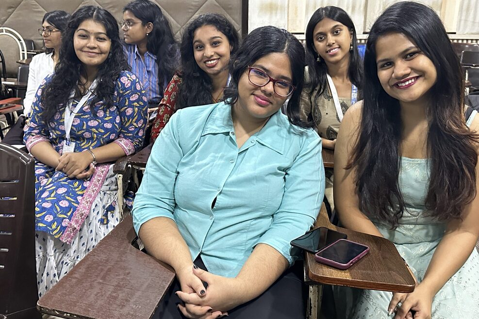 Eine Gruppe indischer Studentinnen