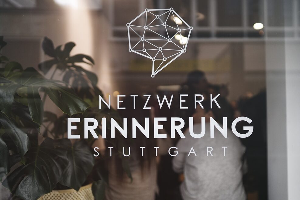 Blick auf eine Schaufensterscheibe mit der Aufschrift "Netzwerk Erinnerung Stuttgart".