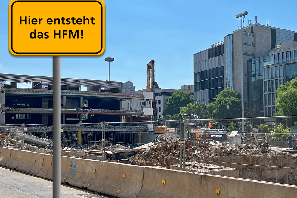Baustelle (Abriss) des Breuninger-Parkhauses, im Vordergrund Schild "Hier entsteht das HFM!"