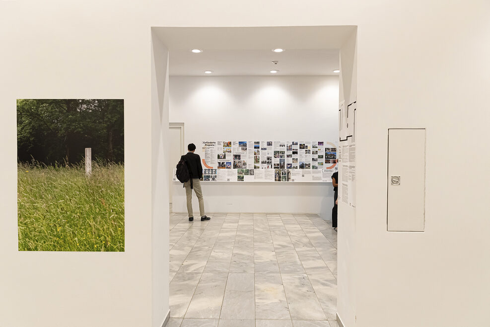 Helle Ausstellungsräume mit Fotos von Kunstobjekten in Stuttgart.