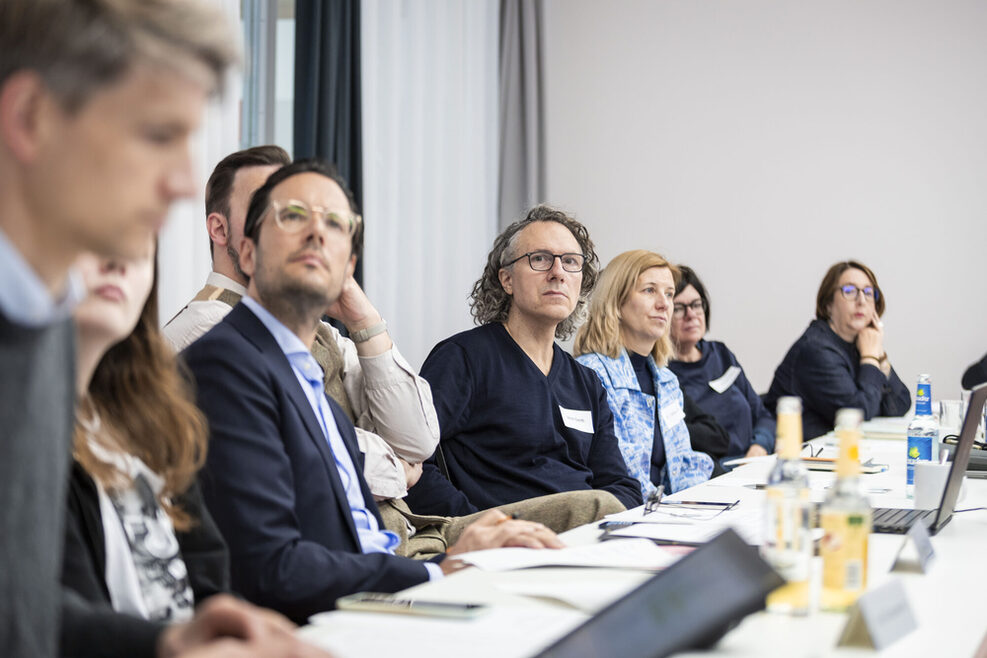 Die Künstler*innen präsentierten der Jury in der dritten Sitzung ihre Konzepte. Im Bild EBM Dr. Fabian Mayer (Juryvorsitz), Kunstverständige Ulrich Genth, Dr. Ulrike Groos und Dr. Barbara Holub sowie Petra Link (Amt für öffentliche Ordnung).