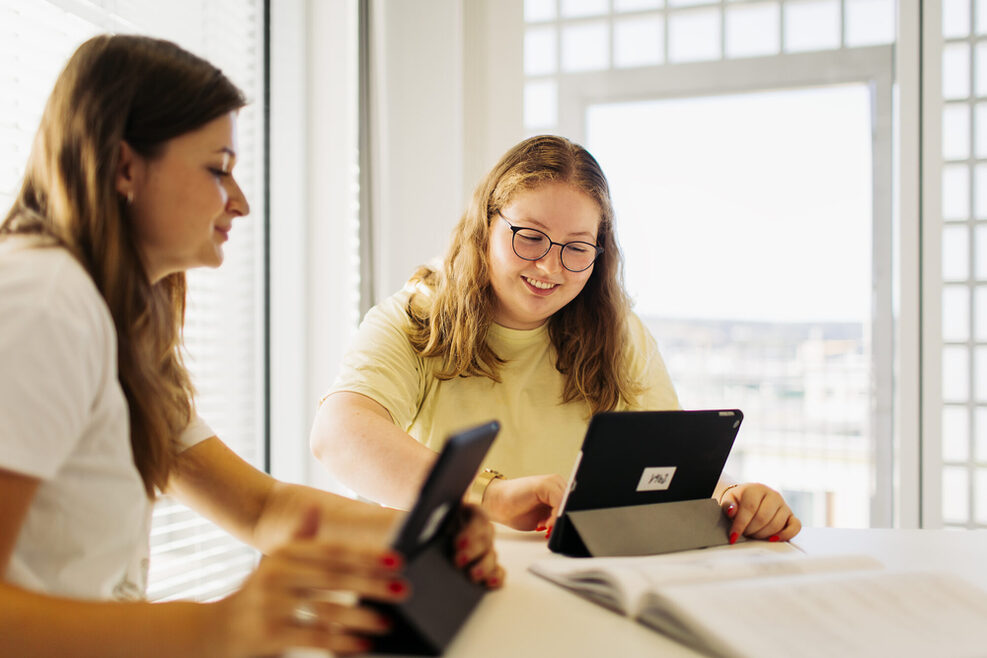 Zwei Personen arbeiten am Tablet in der Zentralbibliothek Stuttgart.