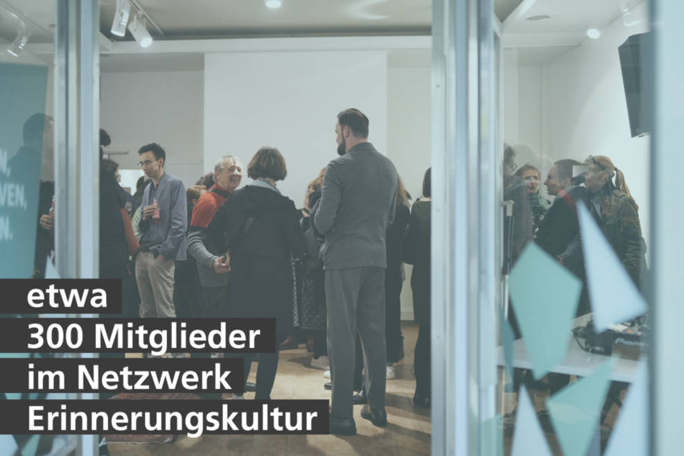 Viele Menschen im Pop-up-Büro der Erinnerungskultur in Stuttgart. Schriftzug: "etwa 300 Mitglieder im Netzwerk Erinnerungskultur".