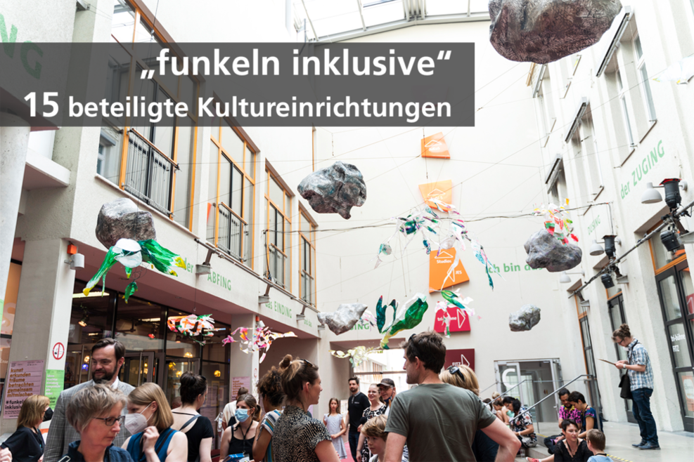 Foto:  Im überdachten Innenhof des Kulturareals stehen viele Menschen dicht zusammen und unterhalten sich. Von der Decke hängen unterschiedliche kugelförmige Papiermodelle als Dekoration.   Textfeld: „funkeln inklusive 15 beteiligte Kultureinrichtungen“