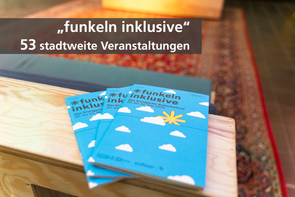 Foto: Drei Programmhefte des Festivals „funkeln inklusive“. Im Hintergrund befindet sich der mit einem roten Teppich ausgelegte Fußboden. Textfeld: „funkeln inklusive 53 stadtweite Veranstaltungen“