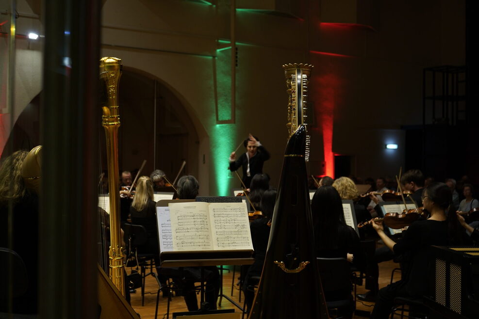 Musiker spielen im dunkeln.