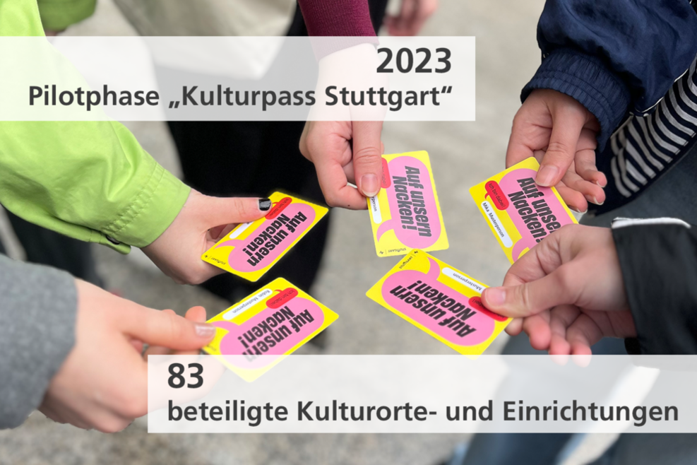 Foto mit Textfeldern: Im Fokus sind die Hände von fünf Personen. Sie halten gelbe Kulturpass-Karten mit der Aufschrift „Auf unsern Nacken“ in die Bildmitte.  Textfelder: „2023 Pilotphase Kulturpass Stuttgart" und  "83 beteiligte Kulturorte und Einrichtungen“