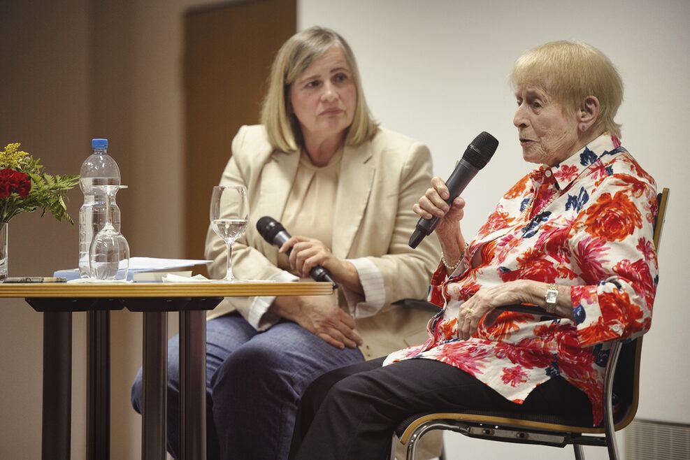 Charlotte Isler im Stadtarchiv Stuttgart.