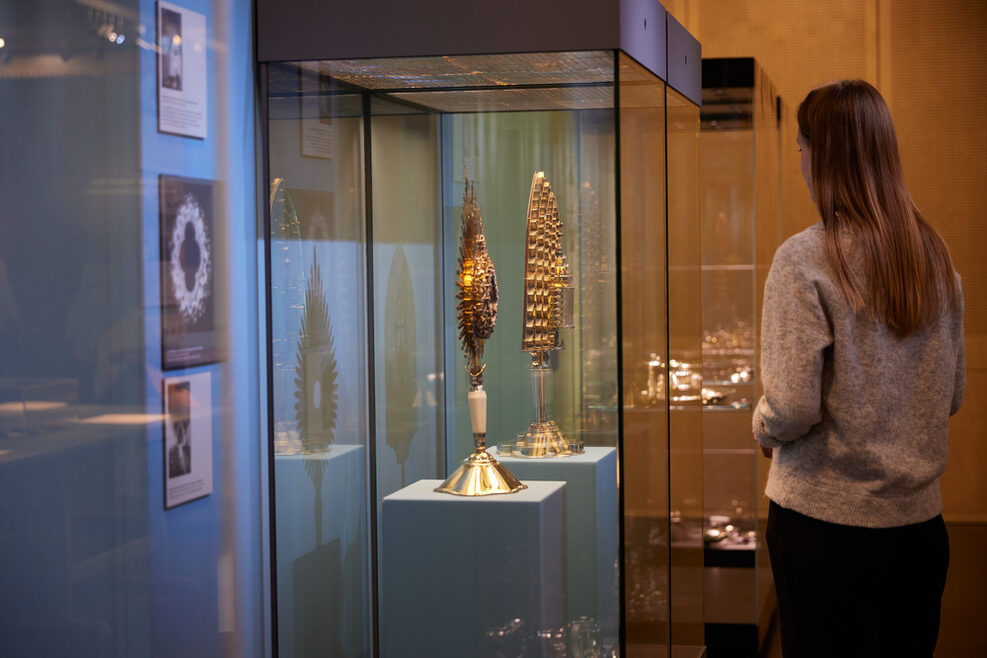 Eine Person schaut sich Ausstellungstücke im StadtPalais an.