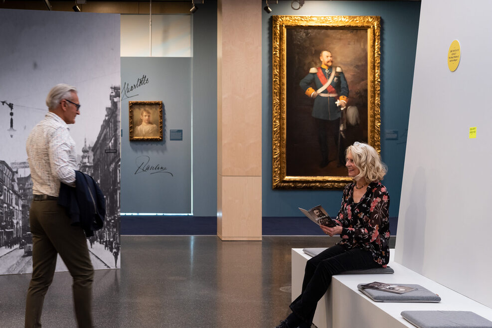 Zwei Personen in der "Wilhelm II" Ausstellung im StadtPalais Stuttgart.