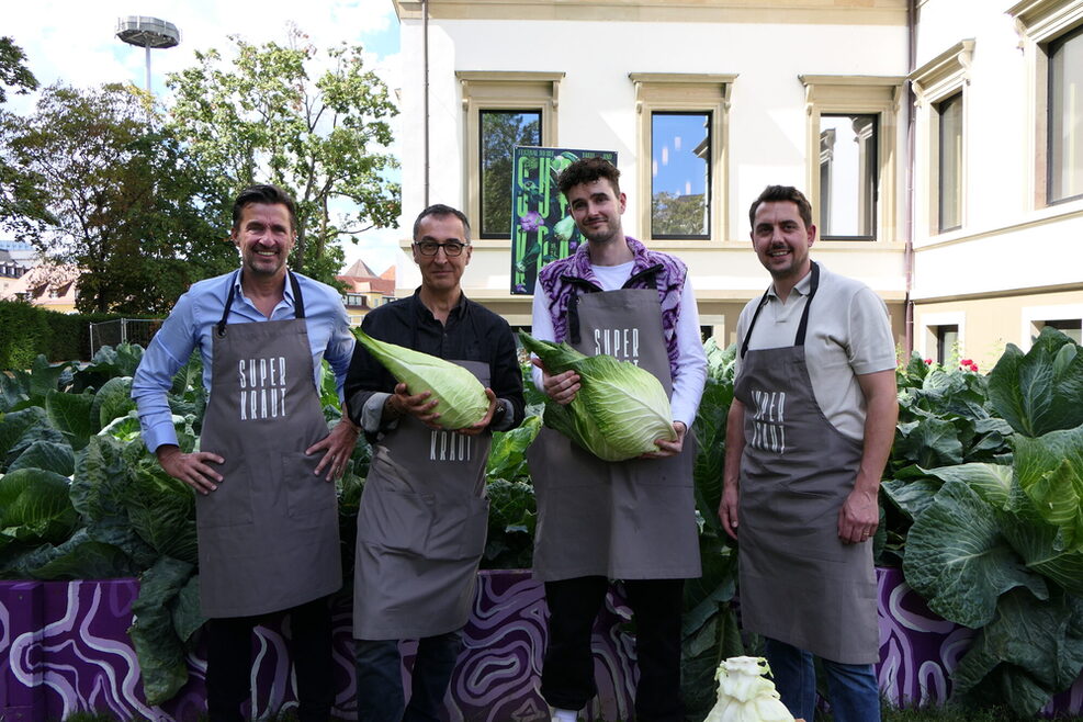 Vier Personen stehen vor Krautpflanzen im Garten des StadtPalais.