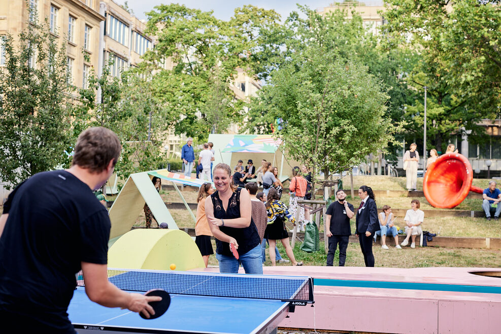 Zwei Personen Spielen Tischtennis im Garten des StadtPalais