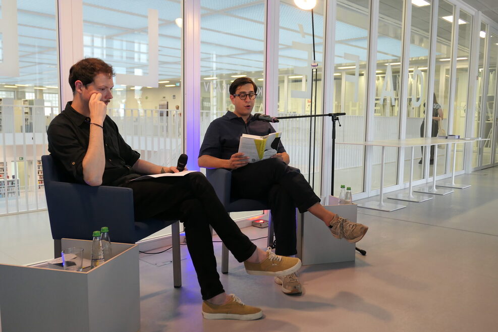 Tonio Schachinger in der Stadtbibliothek Stuttgart.