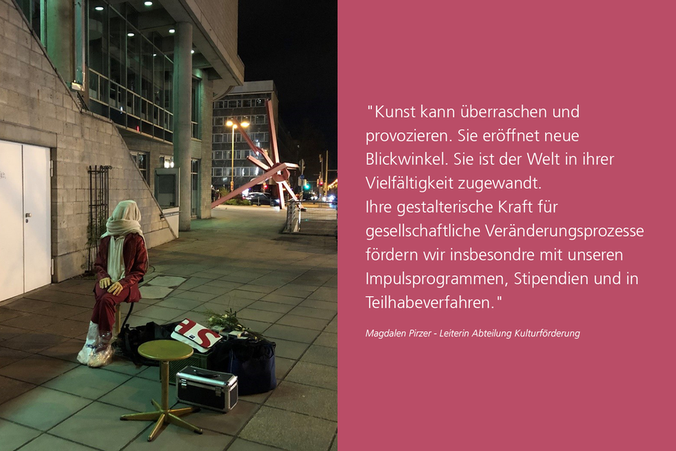 Kunstinstalation links mit einer Person, die Nachts in Stuttgart mit einem Stuhl auf dem Bürgerstaig sitzt und ein Tuch über dem Gesicht hat. Rechts ein Zitat der Leiterin der Kulturförderung: "Kunst kann überraschen und provozieren. Sie eröffnet neue Blickwinkel. Sie ist der Welt in ihrer Vielfältigkeit zugewandt.  Ihre gestalterische Kraft für gesellschaftliche Veränderungsprozesse fördern wir insbesondre mit unseren Impulsprogrammen, Stipendien und in Teilhabeverfahren."