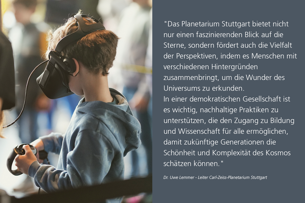 Junge mit einer VR-Brille auf dem Kopf (links), ein Zitat von Uwe Lemmer Palanetariumsleiter Stuttgart (rechts) mit dem Inhalt: Dass das Planetarium neben einem faszinierenden Blick in die Sterne auch weitere spannende Angebote bietet.