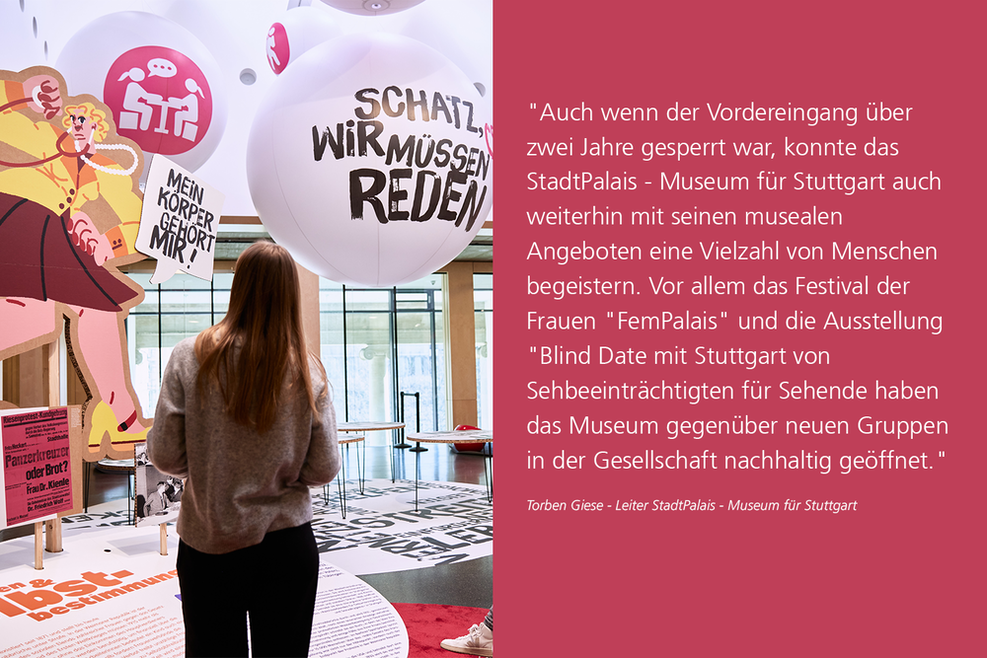 Eine Frau in der Ausstellung "FemPalais" im StadtPalais Stuttgart - auf der rechten Seite ein Zitat des StadtPalais-Leiters Torben Giese mit dem Inhalt, dass es weiterhin Vielzahl an spannenden musealen Angeboten geben wird. .