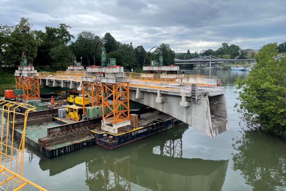 Ein großer grauer Beton-Brückenträger der Rosensteinbrücke wurd auf einer schwimmenden Arbeitsplattform abtransportiert.