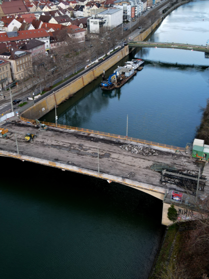 Eine Ansicht der Rosensteinbrücke von schräg oben. Auf der Brücke wurde der Asphalt ausgefräst.