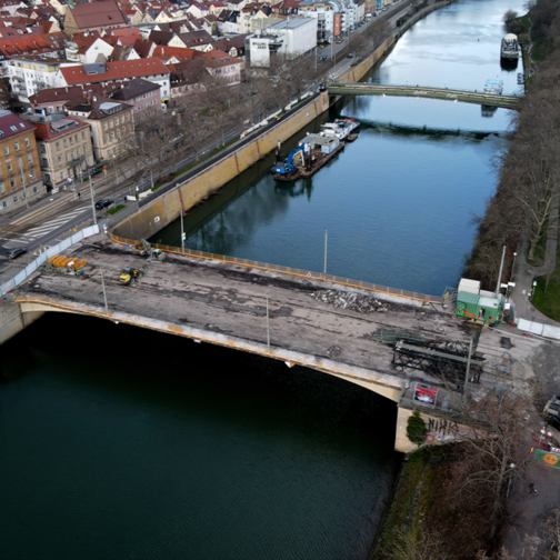 Eine Ansicht der Rosensteinbrücke von schräg oben. Auf der Brücke wurde der Asphalt ausgefräst.