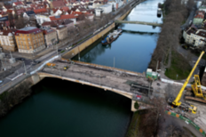 Eine Ansicht der Rosensteinbrücke von schräg oben. Auf der Brücke wurde der Asphalt ausgefräst.