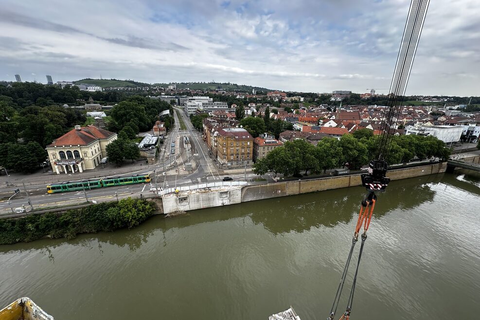 Zu sehen ist eine Uferseite des Neckar an der Stelle, an der sich zuvor die Rosensteinbrücke befand.