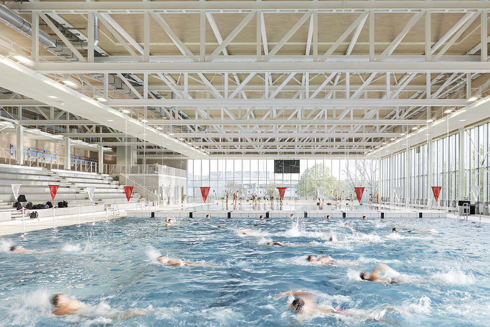 Schwimmhalle Wettkampfbecken und Tribüne