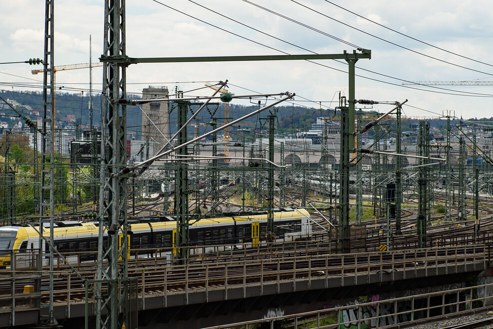 Die Gäubahn führt über den so genannten Gleisbogen in den Stuttgarter Kopfbahnhof.