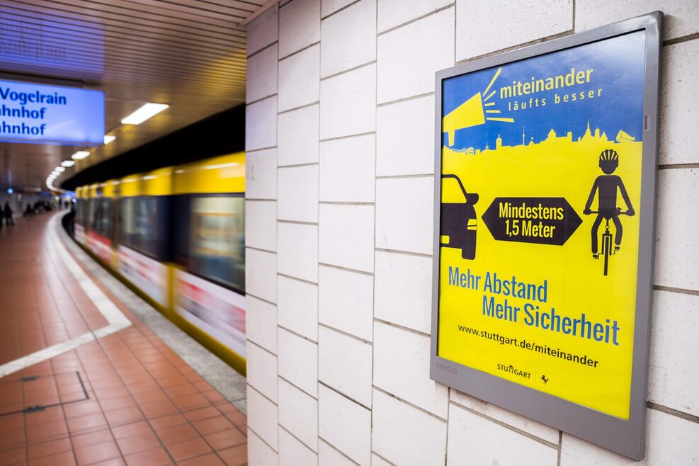 Plakat an einer Stadtbahnhaltestelle: Die Botschaft an Radfahrer und Autofahrer lautet: "Mehr Abstand, mehr Sicherheit".