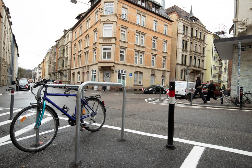 Stuttgarter Ecke mit einem Abstellplatz für Fahrräder