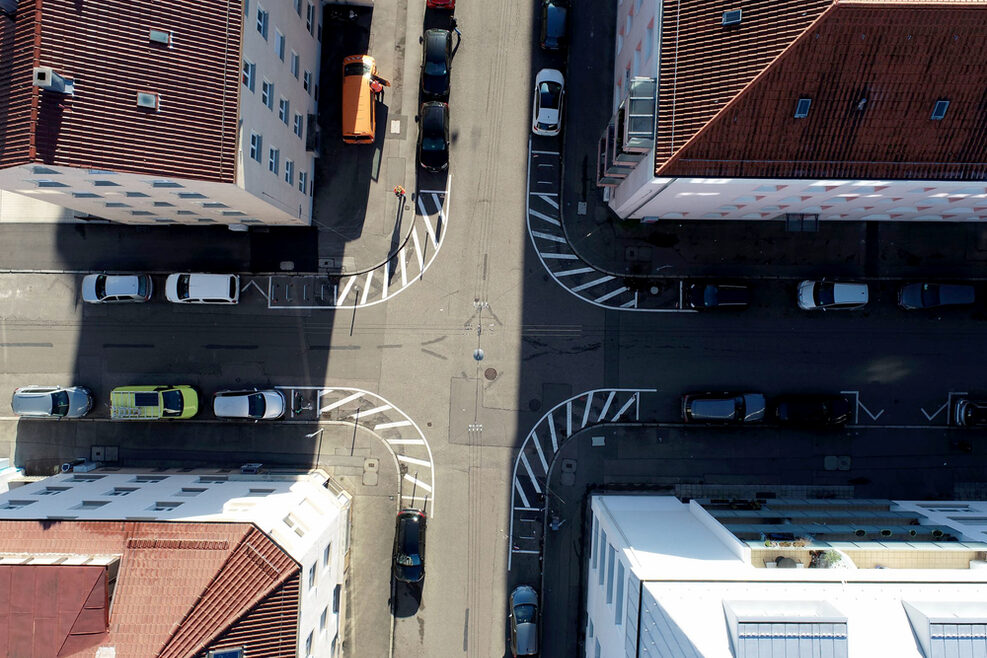 Blick von oben mit einer Drohne auf eine "Stuttgarter Ecke". Zu sehen sind die weiß markierten Parkverbote an den Straßenecken.