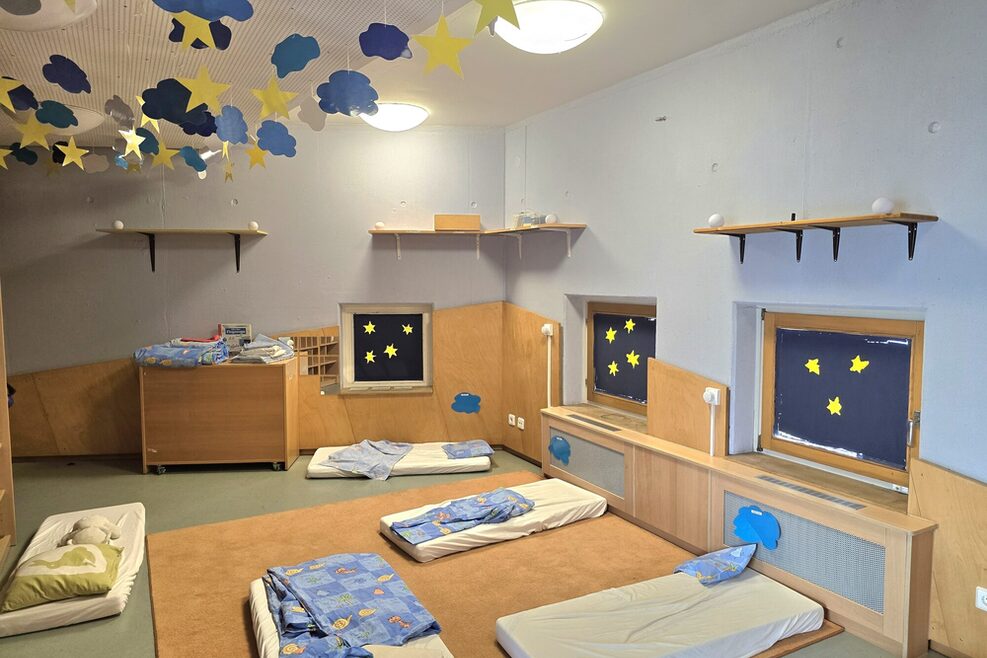 Ein abgedunkelter Schlafraum bietet den Kindern einen Ort der Ruhe und Platz sich in einem eigenen Bett von den Eindrücken zu erholen.